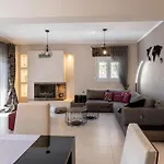 Mary's Modern And Elegant Kalampáka